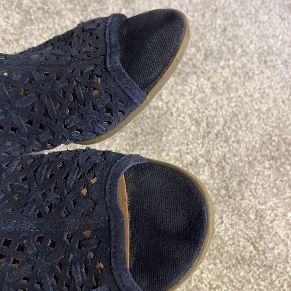 Franco Sarto 6.5 navy suede sandals. Heel 2.5” wooden. - Picture 9 of 11